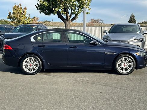 Used 2017 Jaguar XE Premium image 3