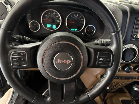 Used 2015 Jeep Wrangler Unlimited Rubicon w/ Connectivity Group AWD/4WD image 12