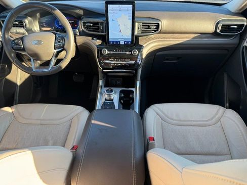 Used 2023 Ford Explorer Platinum w/ Technology Package image 12