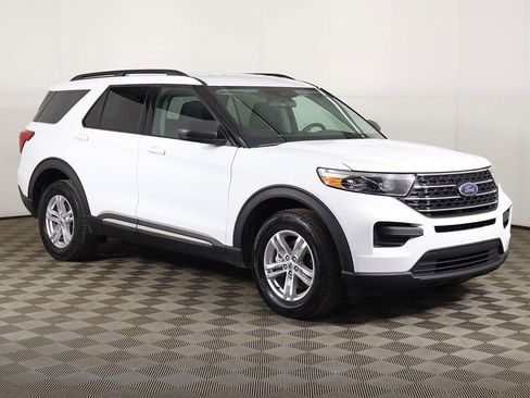 Used 2020 Ford Explorer XLT w/ Comfort Package AWD/4WD image 2