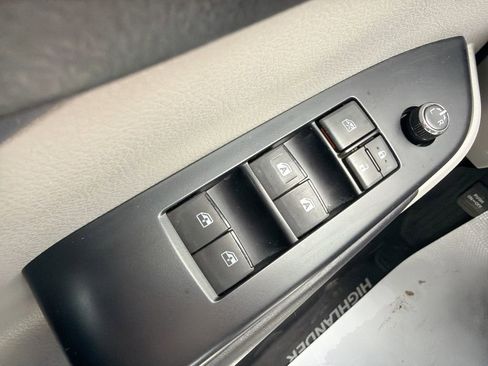 Used 2018 Toyota Highlander XLE AWD/4WD image 18