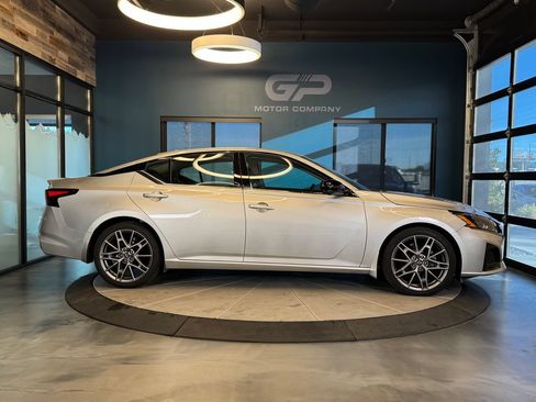 Used 2023 Nissan Altima 2.0 SR FWD image 2