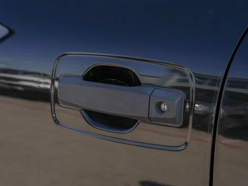 Used 2017 Nissan Titan S RWD image 15