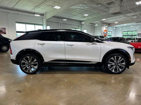 Used 2025 Cadillac Optiq Luxury 2 w/ LPO, Floor Liner Package AWD/4WD image 9