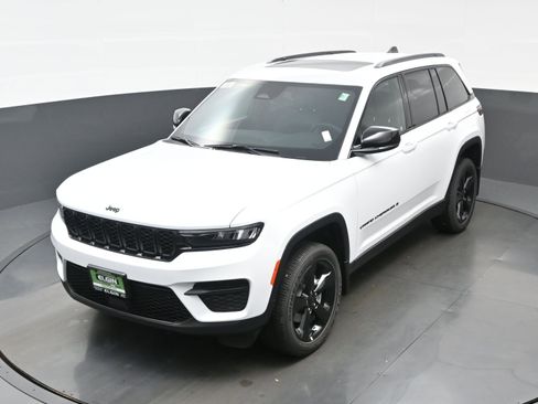 New 2025 Jeep Grand Cherokee Altitude AWD/4WD image 18
