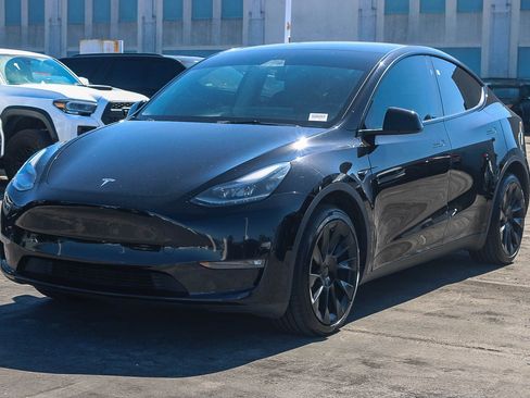 Used 2023 Tesla Model Y Long Range AWD/4WD image 3