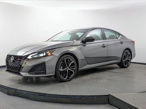 Used 2024 Nissan Altima 2.5 SR FWD image 2