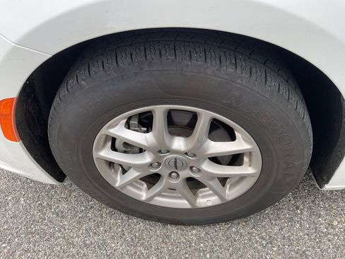 Used 2023 Chrysler Pacifica Touring-L image 5