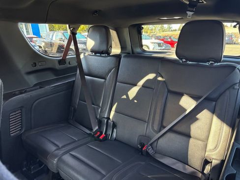 Used 2025 Chevrolet Suburban High Country image 14