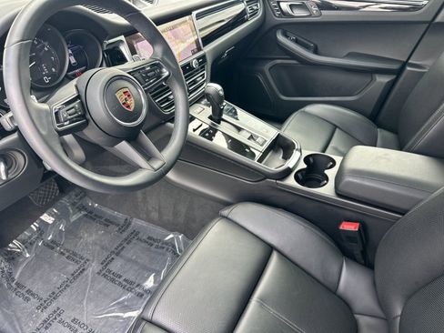 Certified 2025 Porsche Macan image 4