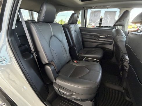 Used 2025 Toyota Grand Highlander AWD image 33