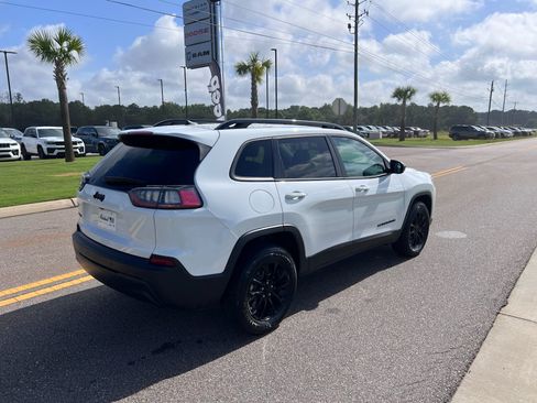 Used 2023 Jeep Cherokee Altitude Lux AWD/4WD image 2