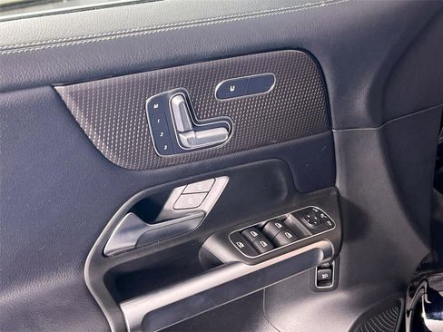 Used 2021 Mercedes-Benz GLB 250 4MATIC image 17