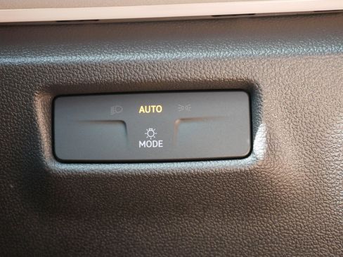 New 2026 Volkswagen Tiguan SE image 9