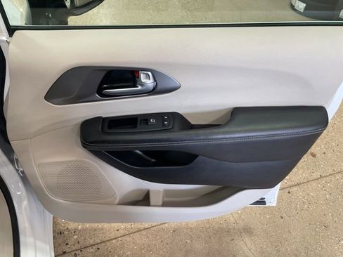 Used 2024 Chrysler Pacifica Touring-L image 32