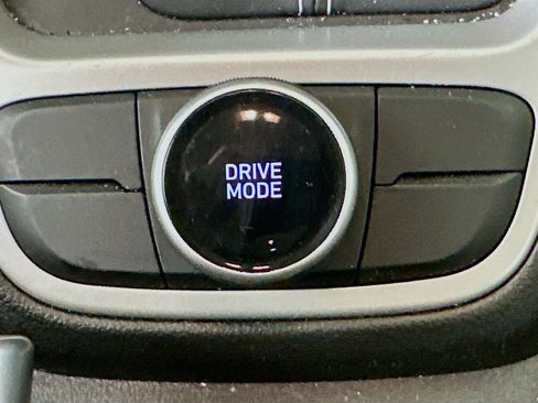 Used 2025 Hyundai Venue SEL image 25