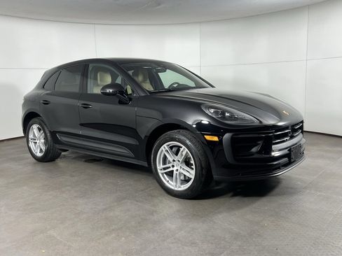Certified 2025 Porsche Macan image 9
