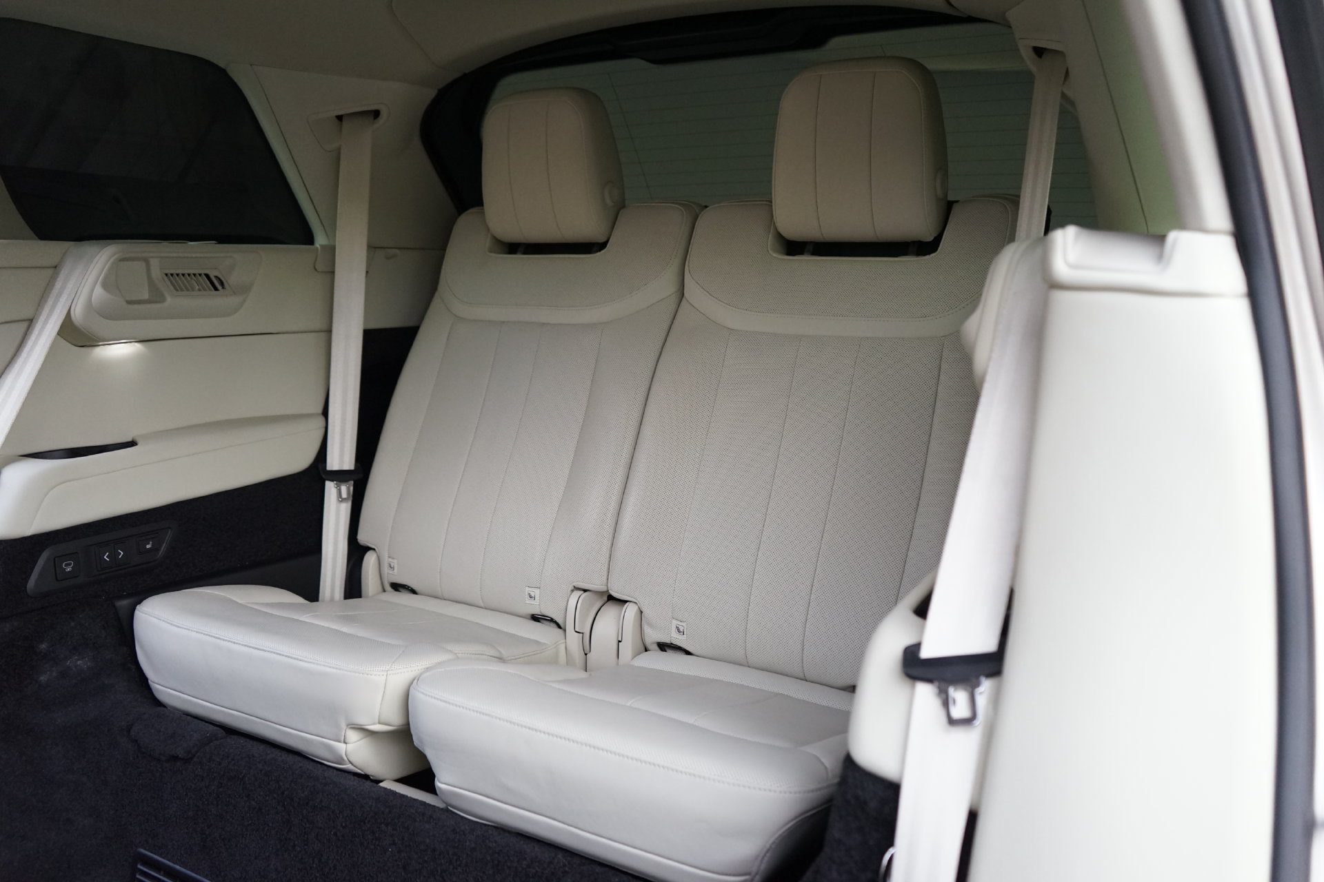 Used 2024 Land Rover Range Rover Long Wheelbase SE AWD/4WD image 18