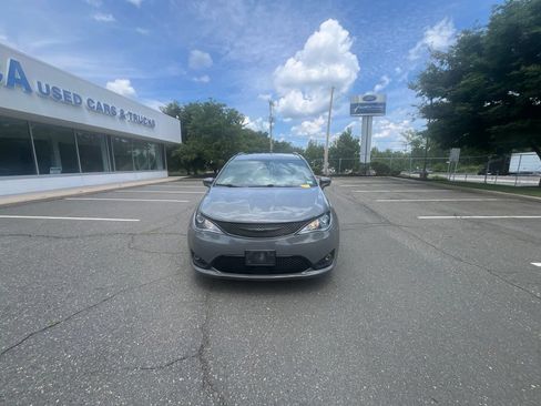 Used 2020 Chrysler Pacifica Touring-L w/ Advanced Safetytec Group AWD/4WD image 2