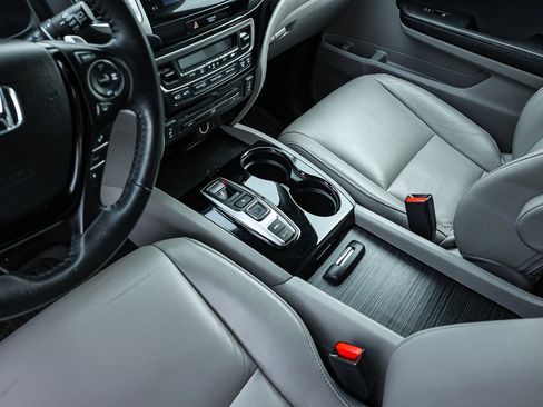 Certified 2017 Honda Pilot Touring image 26