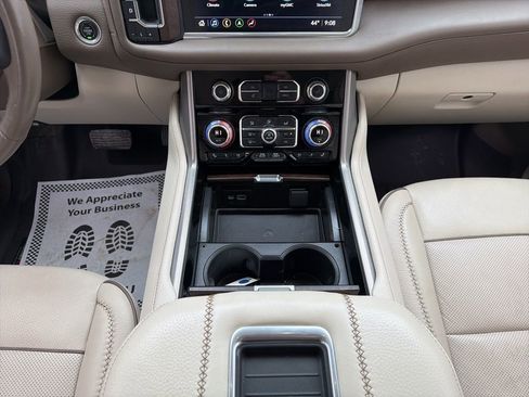 Used 2021 GMC Yukon Denali w/ Denali Premium Package image 18