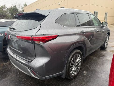 Used 2021 Toyota Highlander Platinum image 3
