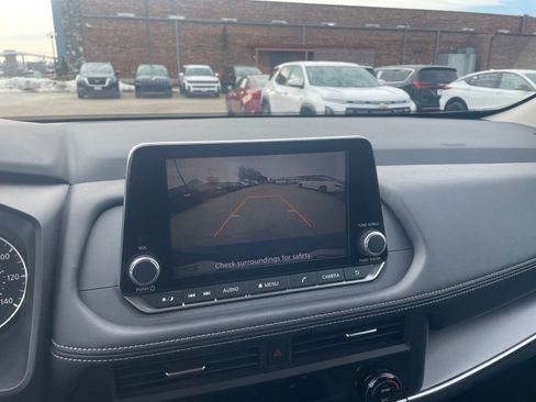 Used 2025 Nissan Rogue SV image 25