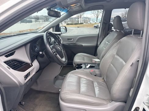 Used 2017 Toyota Sienna XLE Premium image 7