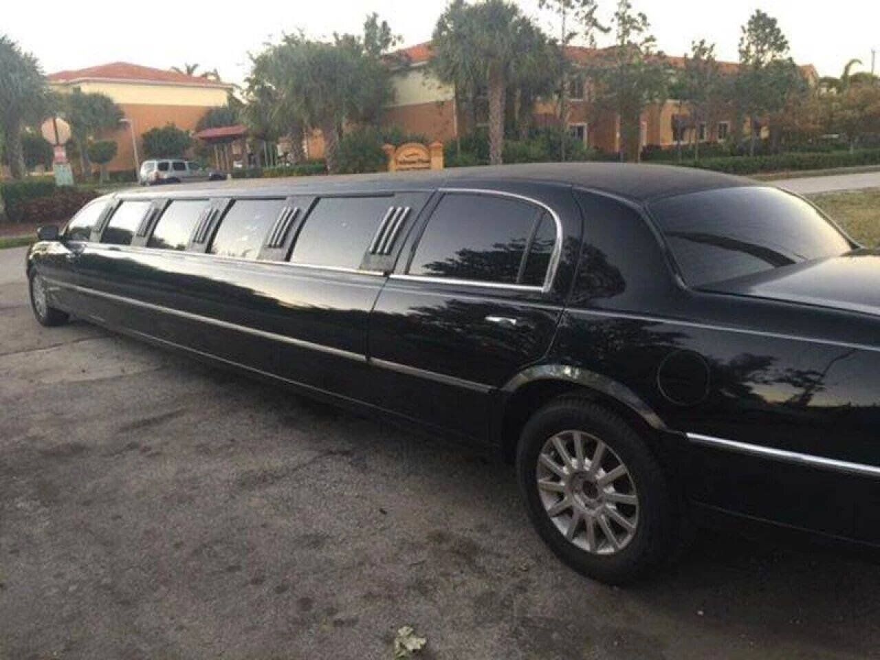 Used 2006 Lincoln Town Car Signature RWD image 3