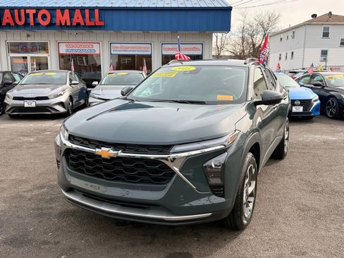 Used 2025 Chevrolet Trax LT image 1