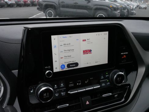 Certified 2023 Toyota Highlander XLE image 22