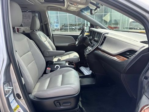 Used 2017 Toyota Sienna Limited AWD/4WD image 30