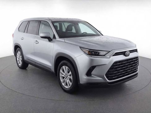 Used 2025 Toyota Grand Highlander XLE image 3