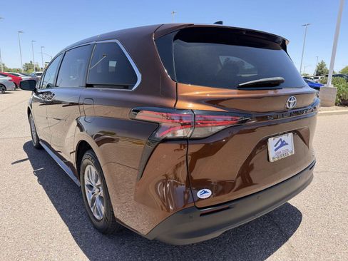 Used 2021 Toyota Sienna XLE FWD image 4