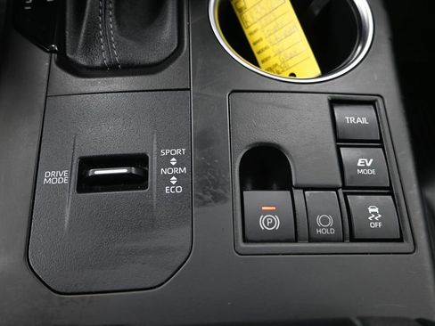 Used 2023 Toyota Highlander XLE AWD/4WD image 23