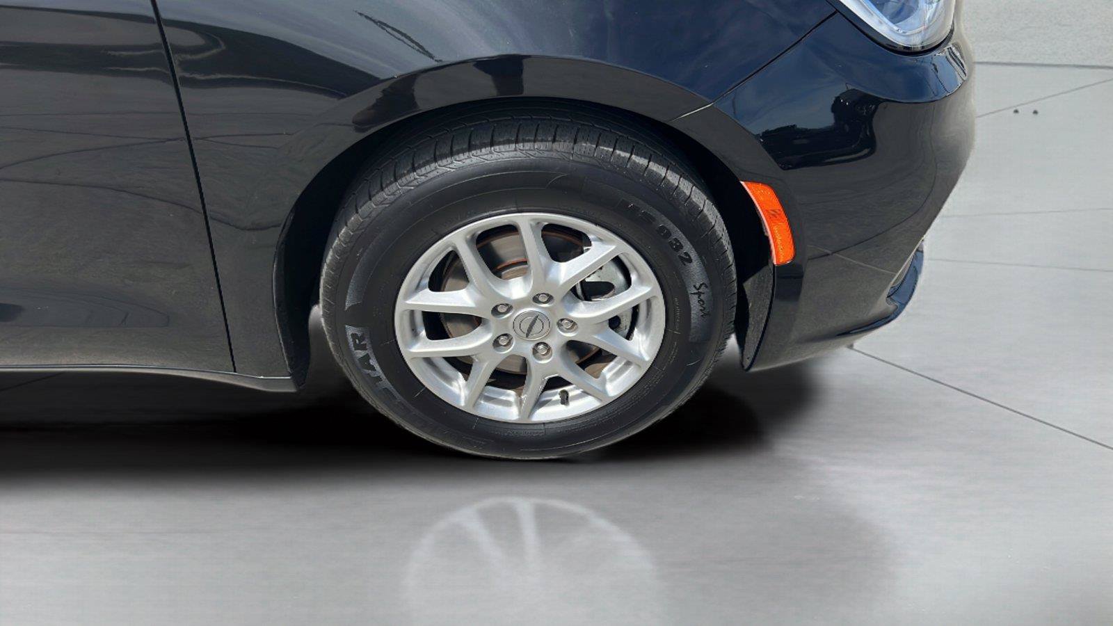 Used 2023 Chrysler Pacifica Touring-L FWD image 21