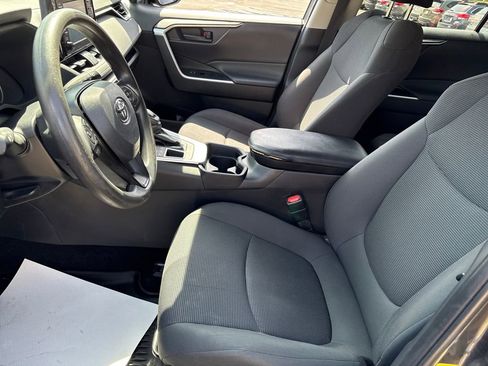 Used 2021 Toyota RAV4 LE image 9