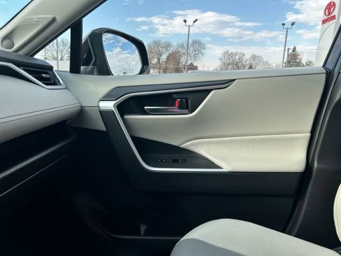 Used 2023 Toyota RAV4 XLE Premium image 42