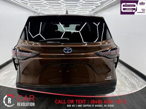Used 2024 Toyota Sienna XLE image 5