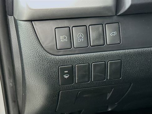 Used 2019 Toyota Highlander SE FWD image 17