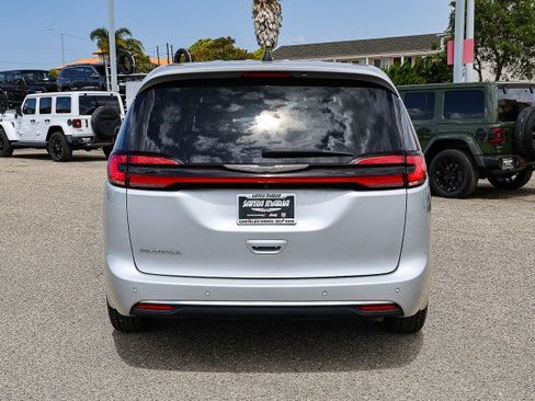 Used 2023 Chrysler Pacifica Touring-L FWD image 5