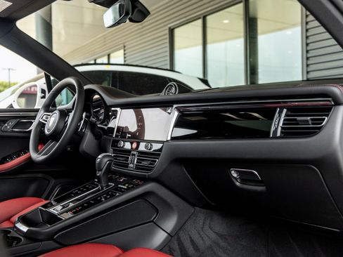 Certified 2025 Porsche Macan image 44