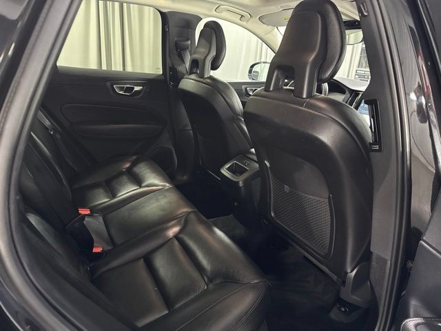Used 2019 Volvo XC60 T5 Momentum w/ Multimedia Package AWD/4WD image 10