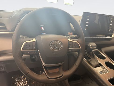 Used 2022 Toyota Sienna XLE w/ XLE Plus Package FWD image 12