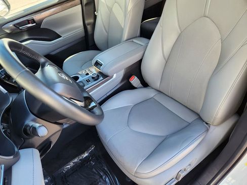 Used 2023 Toyota Highlander Limited image 10