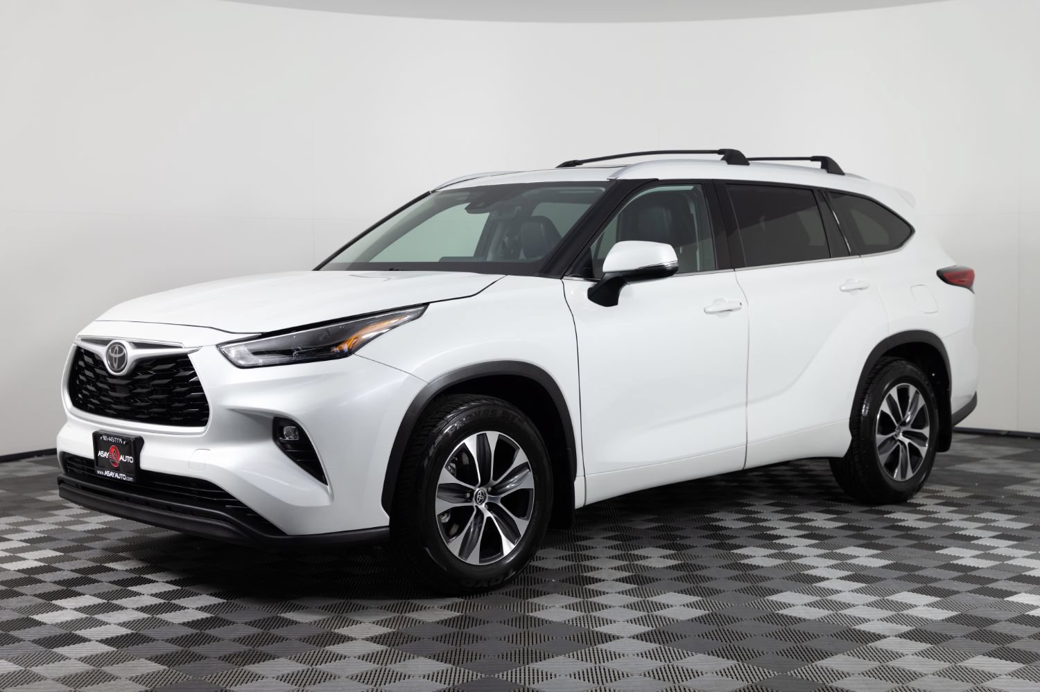 Used 2022 Toyota Highlander XLE FWD image 1