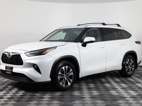 Used 2022 Toyota Highlander XLE FWD image 1