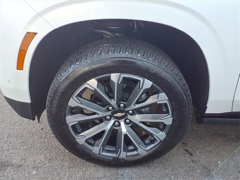 Used 2025 Chevrolet Suburban High Country image 8