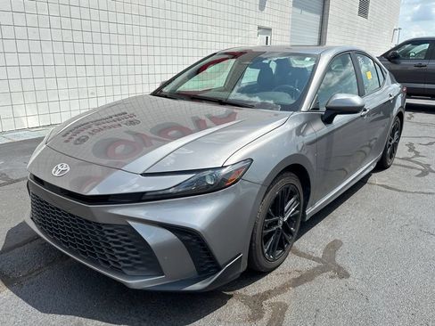 Used 2025 Toyota Camry SE FWD image 1