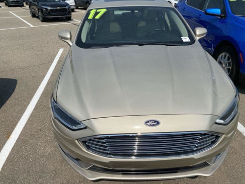 Used 2017 Ford Fusion SE FWD image 2